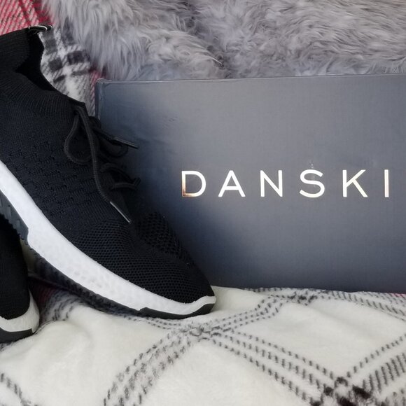 NEW IN BOX Danskin Free black womens sneaker sz 8 - Picture 6 of 7